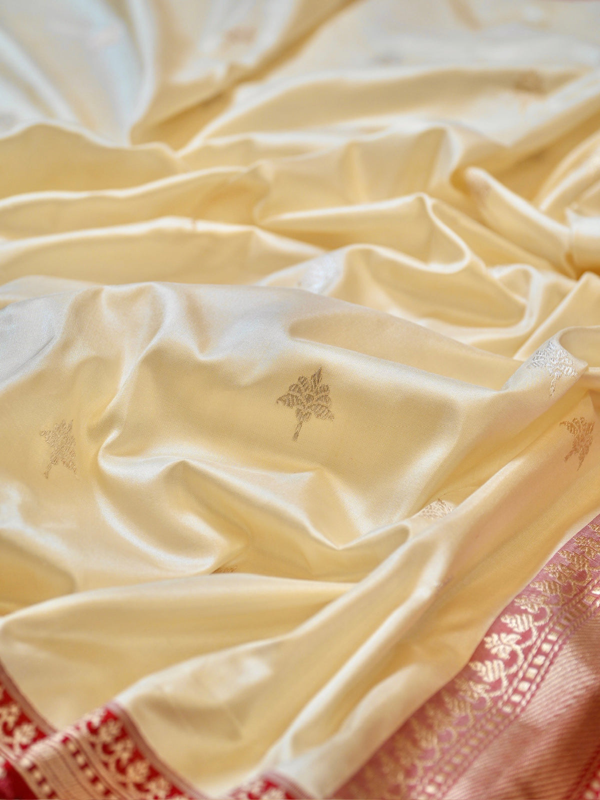 Ivory 100% Pure Ektara Handwoven Silk Saree with Zari Work