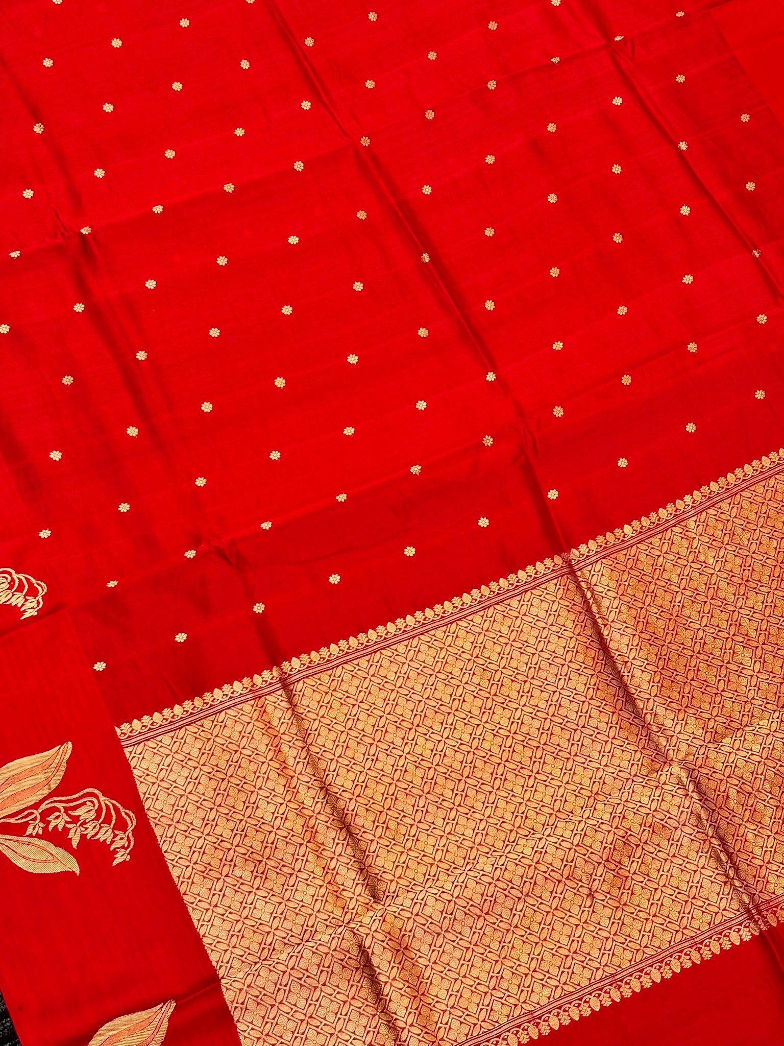 Red Premium Banarasi Soft Silk Saree – 100% Handwoven | Elegant & Timeless Design