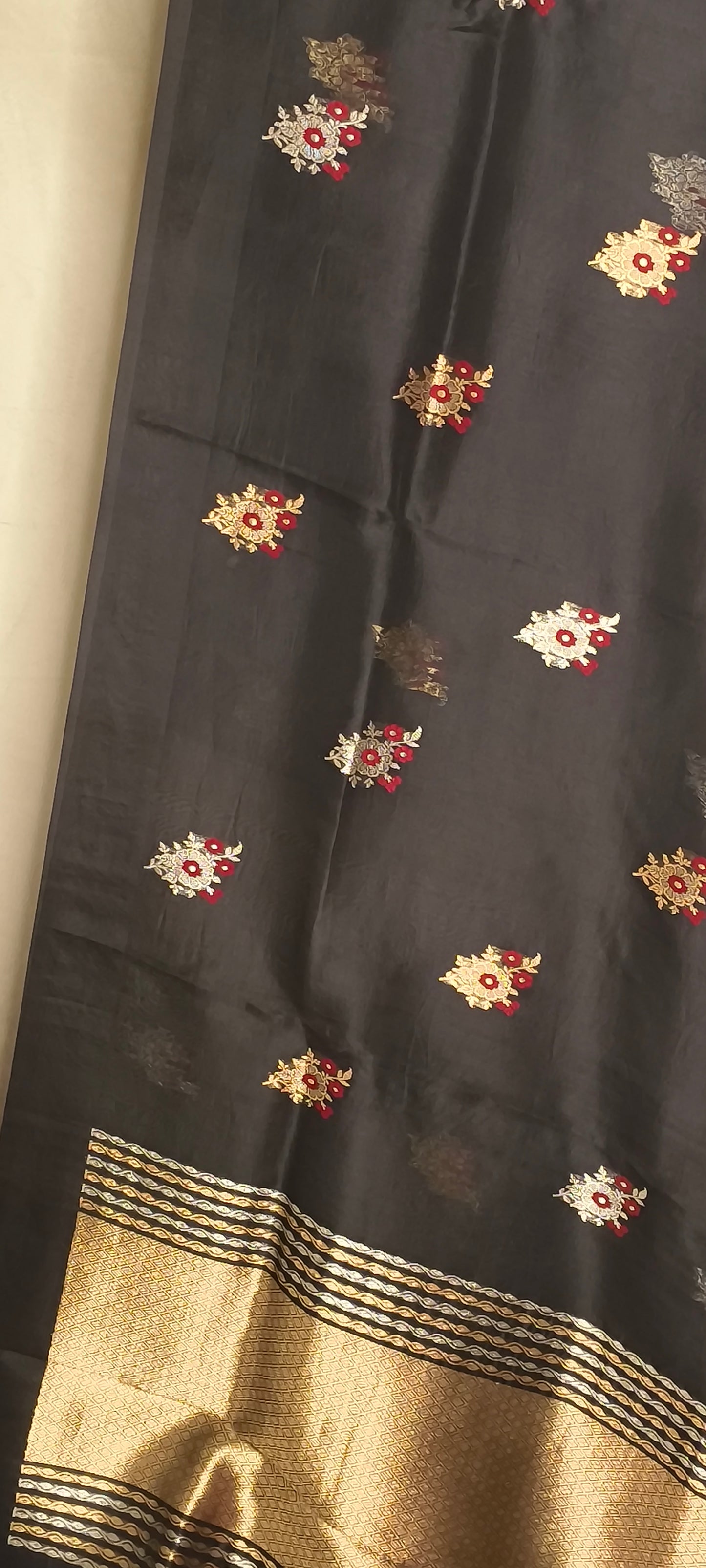 Black Kora Silk Kadhua Mina Boota Plain Open Border with Contrast Red Blouse