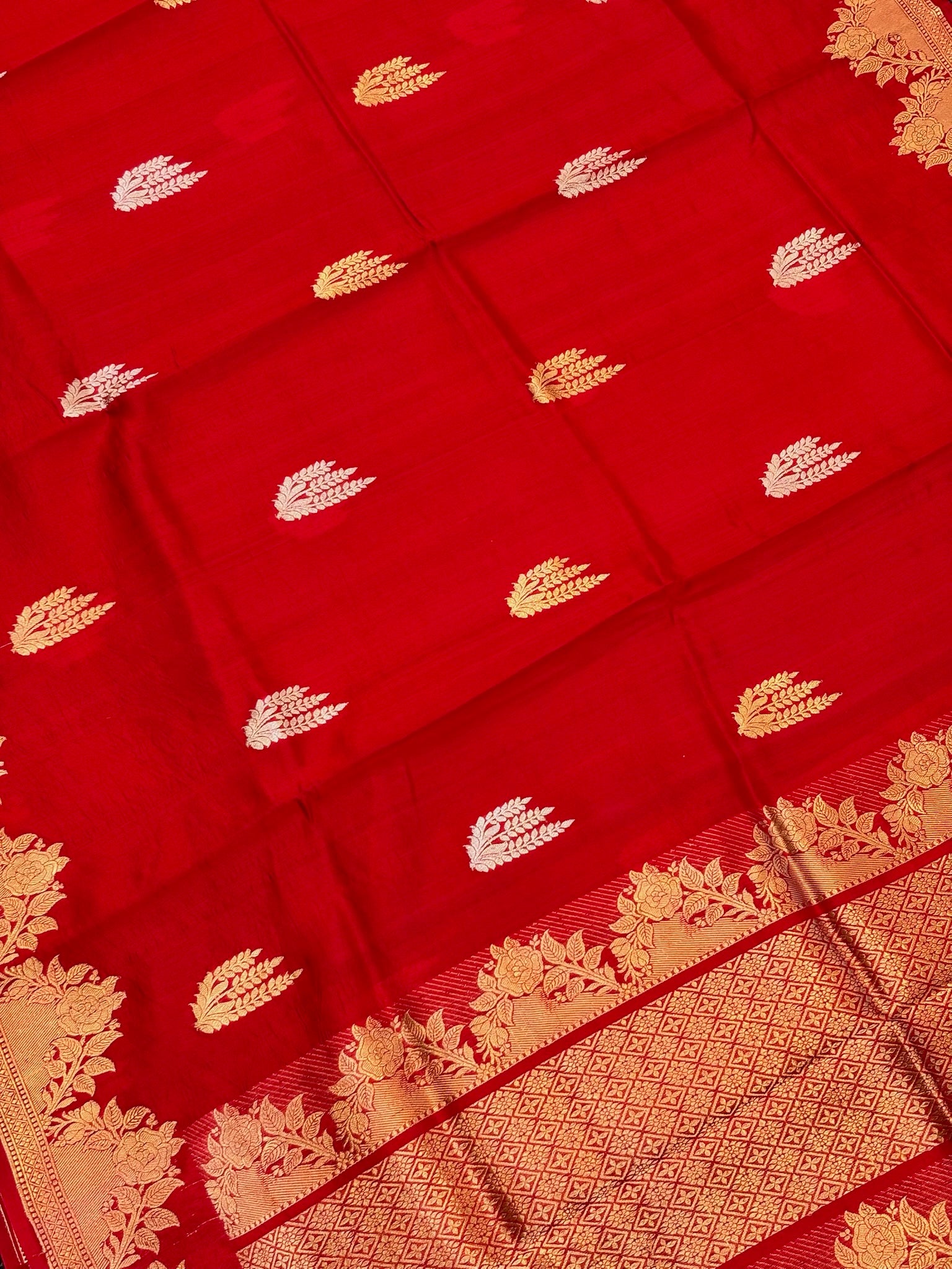 Red Premium Banarasi Soft Silk Saree – 100% Handwoven | Elegant & Timeless Design