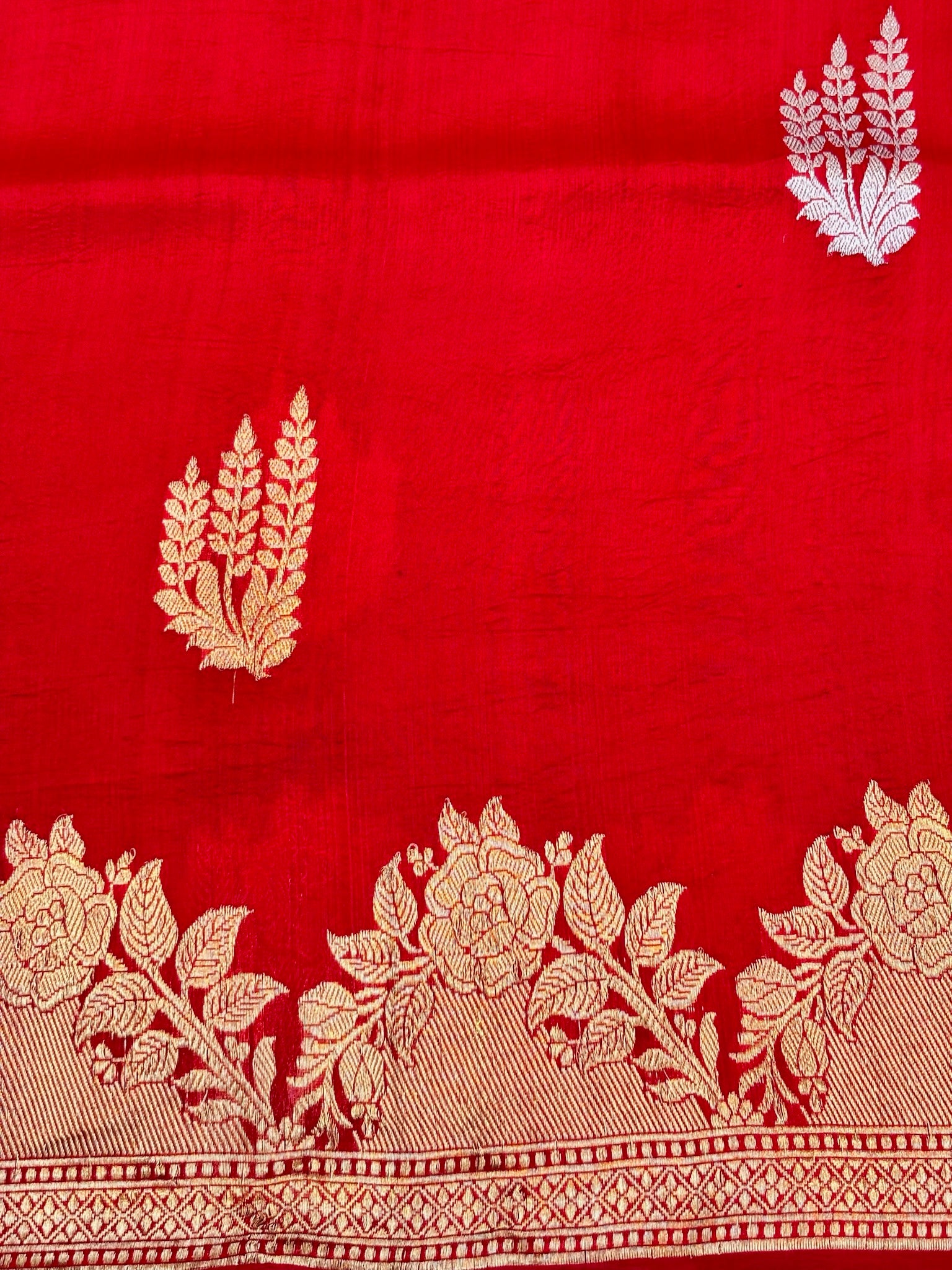 Red Premium Banarasi Soft Silk Saree – 100% Handwoven | Elegant & Timeless Design