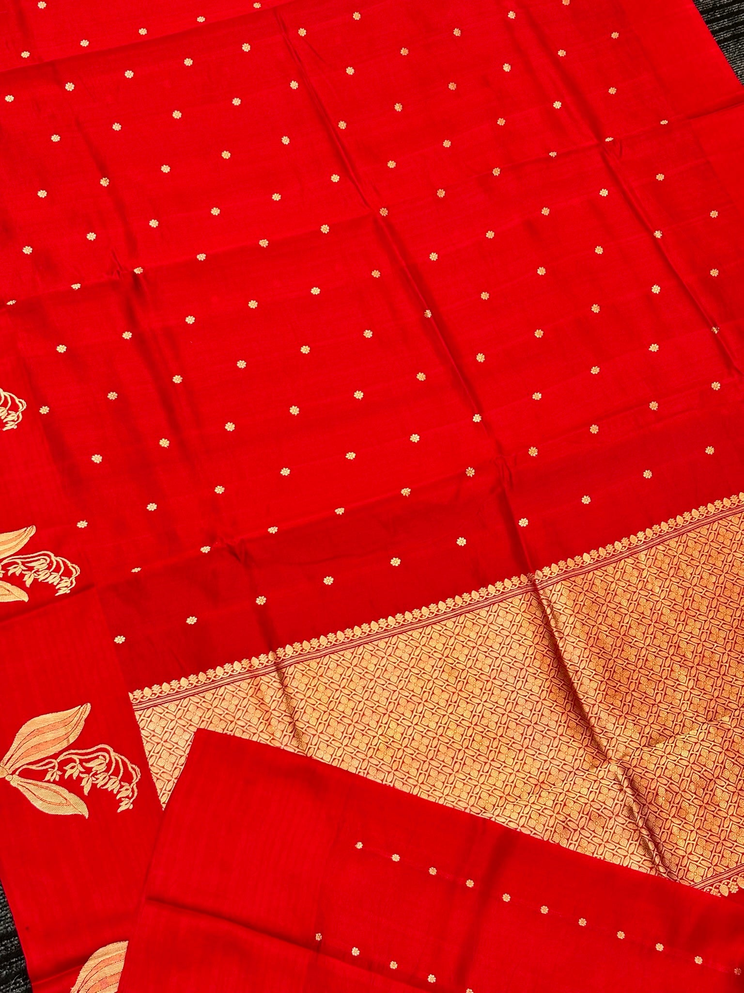 Red Premium Banarasi Soft Silk Saree – 100% Handwoven | Elegant & Timeless Design