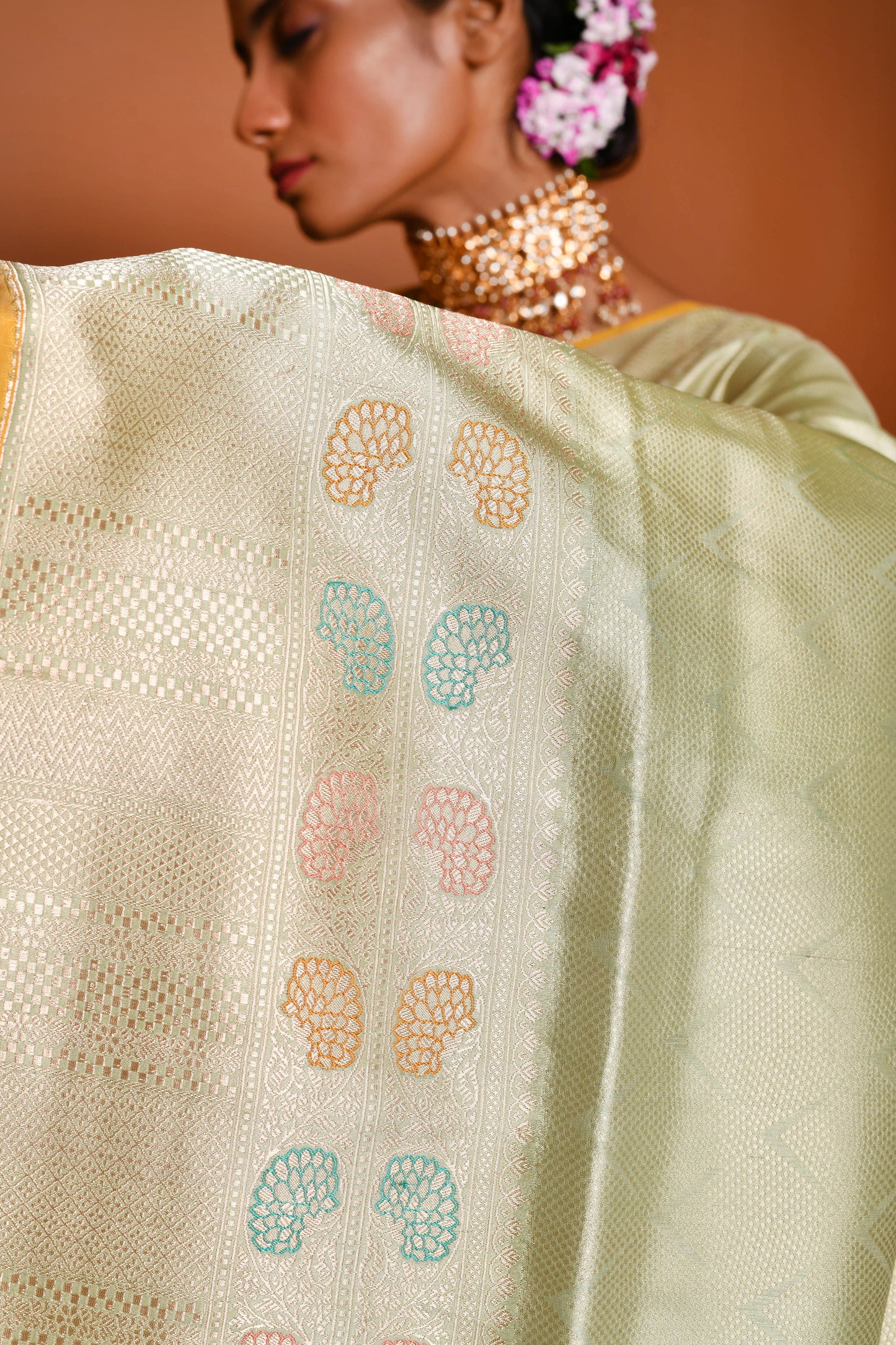 Mastery of Silk in Tanchoi Handwoven Banarasi Saree